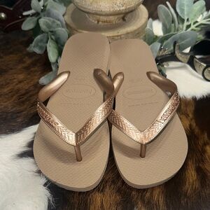 NWOT Havaianas Women's Rose Gold  Sandals
